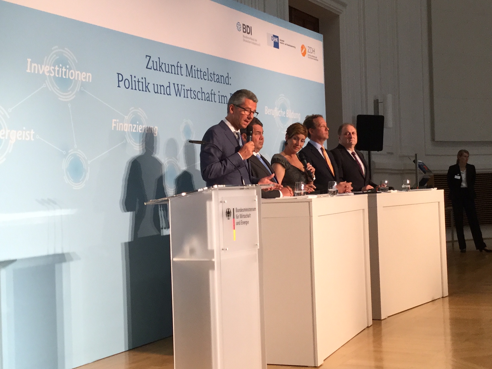 Im Dialog: Bundeswirtschaftsminister Sigmar Gabriel, BDI-Präsident Ulrich Grillo, DIHK- Präsident Dr. Eric Schweitzer und ZDH-Präsident Hans Peter Wollseifer. 