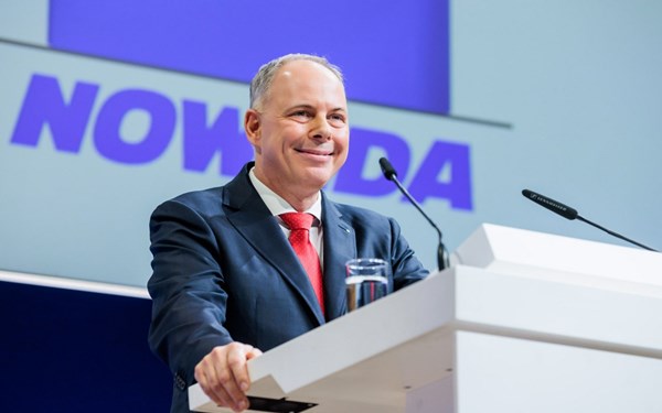 NOWEDA Dr. Michael Kuck spricht am Pult