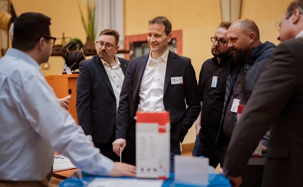 Aktuelle Produktneuheiten und Fachgespräche prägten den Austausch beim E/D/E Marktplatz Baugeräte.