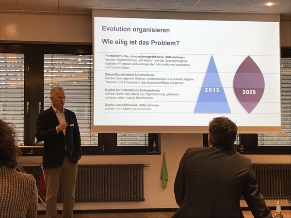 Herr Dr. Erdmann, Vorstand der Soennecken eG