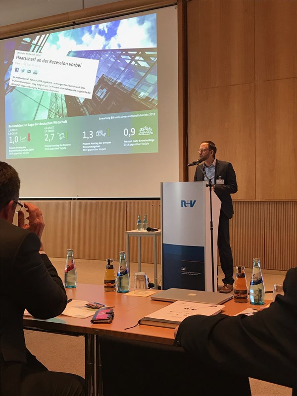 Dr. Marc Zgaga, Vorstand der ServiCon, moderierte die Veranstaltung.