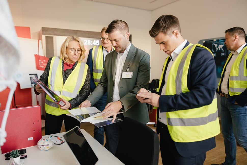 Teilnehmende an dem KI Escape-Room bei der Fachtagung "Digitale Transformation gemeinsam sicher gestalten" am 4. November 2024 in Düsseldorf