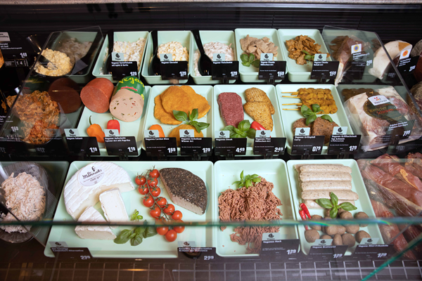 Frische, vegane Produkte in der Bedientheke sollen noch mehr Lust auf eine vegane Ernährung machen.