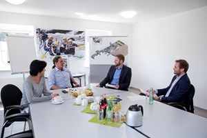 Im Gespräch (v.l.): Betriebsleiterin Evelyn Bimek, Geschäftsführer Uwe Bogenschütz, MITTELSTANDSVERBUND-Projektleiter Ernst Panse und MITTELSTANDSVERBUND-Volontär Manuel Dürer