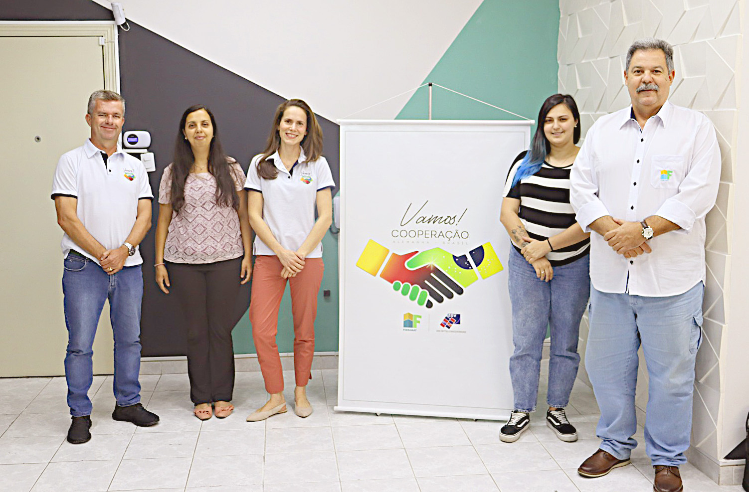 V.l.n.r.: Rafael Andrey Sebold (Präsident FEBRAMAT), Lilian Souza (Referentin politische Kommunikation), Clarissa Beckert-Schmid (Projektleitung VAMOS!/DER MITTELSTANDSVERBUND), Flavia Sisti (Marketing), Márcio Vieira (Geschäftsführer)