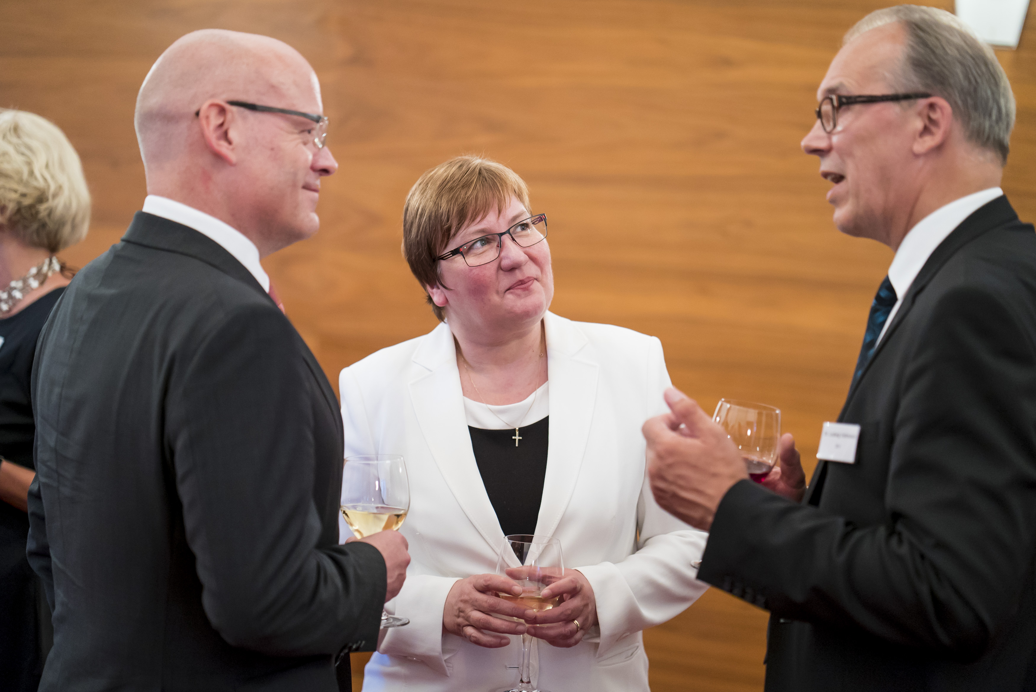 Die Parl. Staatssekretärin im BMWi, Iris Gleicke, im Gespräch mit dem Präsidenten, Günter Althaus, und dem Hauptgeschäftsführer, Dr. Ludwig Veltmann, des MITTELSTANDSVERBUNDES auf dem Parlamentarischen Abend der AG Mittelstand am 07.06.2016 in Berlin.