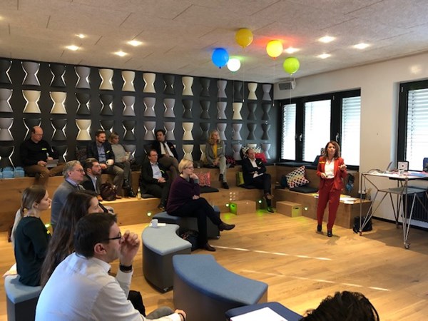 Ursula Vranken führt durch den Workshop.
