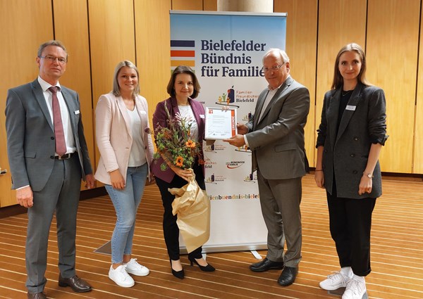 v.l.n.r.; Ulrich Tepper (Sprecher Bielefelder Bündnis für Familien; IHK Ostwestfalen zu Bielefeld), Katharina Lihs (HR Operations Manager EK), Claudia Rosenheinrich (Head of Human Resources EK), Pit Clausen (Oberbürgermeister der Stadt Bielefeld) und Hanna Drabon (Sprecherin Bielefelder Bündnis für Familien; WEGE mbH).