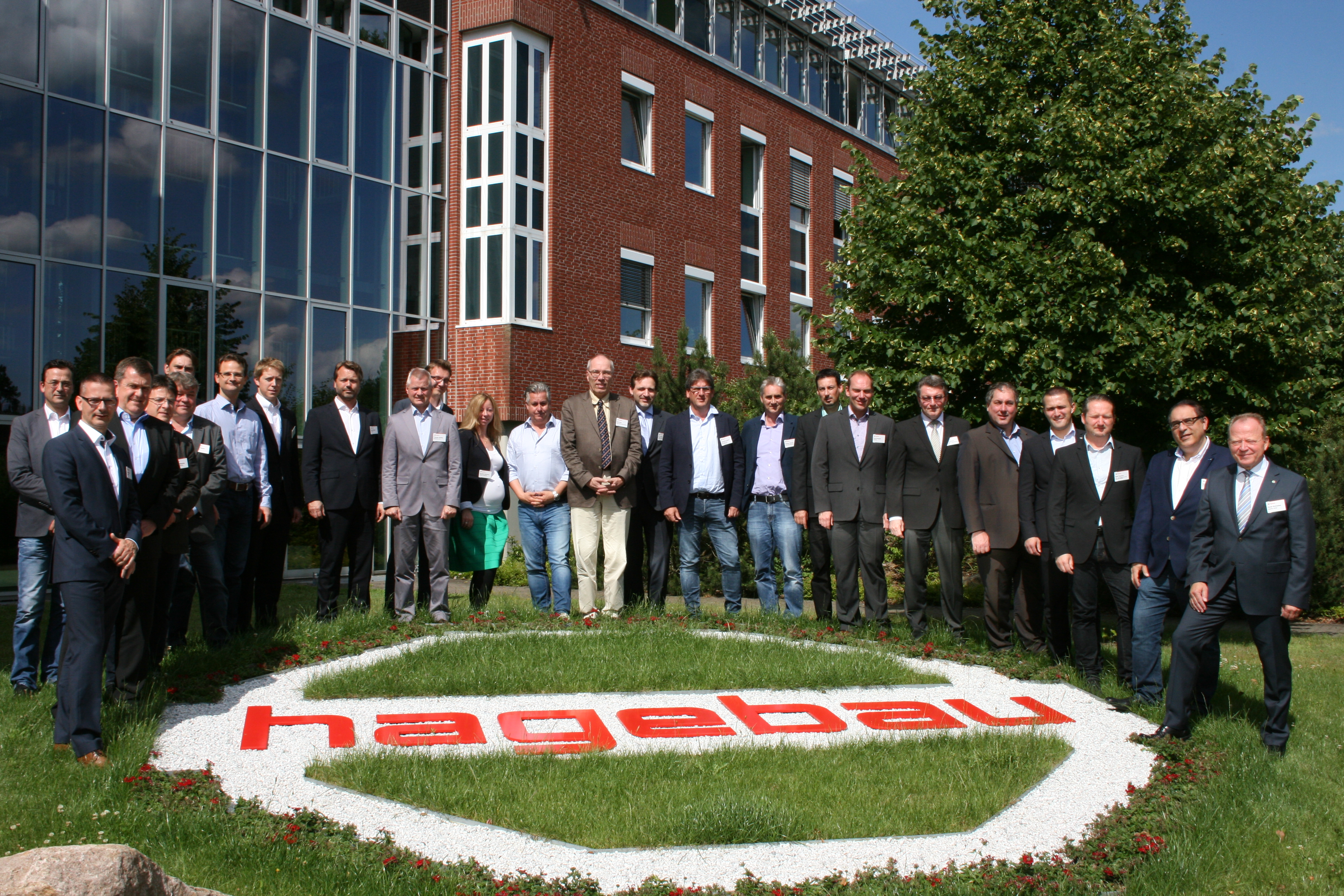 Die Teilnehmer des Arbeitskreises Mitgliederberatung/-betreuung vor der hagebau-Zentrale in Soltau.