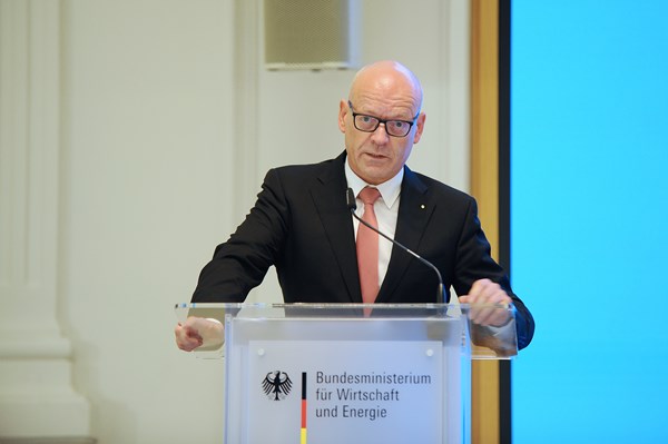 Es ist dringend notwendig, dass das Kartellrecht die Schlüsselrolle der Genossenschaften für die Wettbewerbsfähigkeit mittelständischer Unternehmen und landwirtschaftlicher Verarbeitungs- und Vermarktungsbetriebe deutlich stärker berücksichtigt.", MITTELSTANDSVERBUND-Präsident Günter Althaus