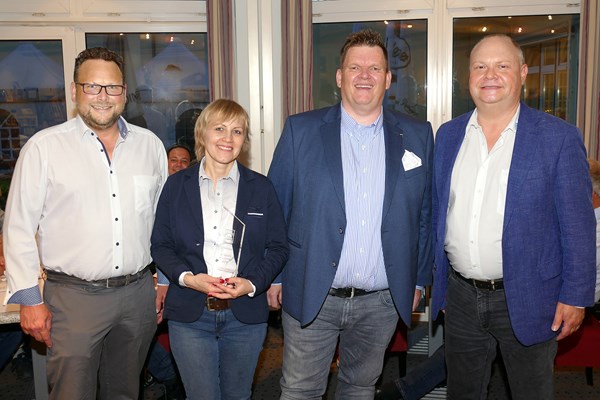 BVS Polska Geschäftsführerin Alicja Karaczun freute sich mit ihrem Vertriebsleiter Stephan Böcker sehr über den Lieferanten Award 2021, den ihr EVB BauPunkt Geschäfsführer Steffen Eberle (links) und Einkaufsleiter Manfred Trumpp (rechts) überreicht hatten. 