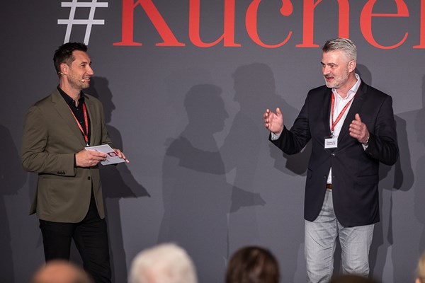 Daniel Borgstedt und Marko Steinmeier (v.l.n.r.) übernahmen Anfang 2020 die Geschäftsführung des Verbands KüchenTreff. Beim #KüchenTreffdesJahres 2022 konnten sie sich – nach über zwei Pandemiejahren – endlich persönlich vorstellen.