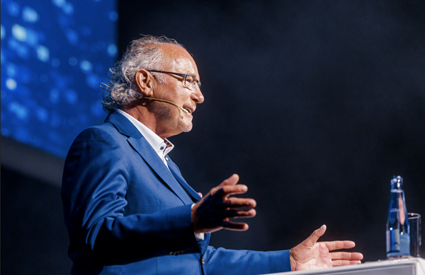 DER KREIS Gründer und geschäfts-führender Gesellschafter Ernst-Martin Schaible eröffnet den Kongress 2022.
