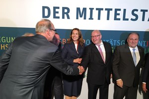 MITTELSTANDSVERBUND-Hauptgeschäftsführer Dr. Ludwig Veltmann begrüßt Bundeswirtschaftsminister Peter Altmaier auf dem Parlamentarischen Abend. MITTELSTANDSVERBUND-Hauptgeschäftsführer Dr. Ludwig Veltmann begrüßt Bundeswirtschaftsminister Peter Altmaier auf dem Parlamentarischen Abend.