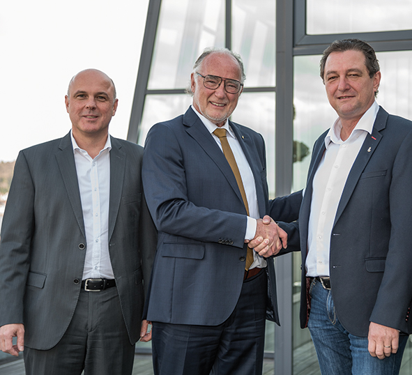 Walter Greil (links) und Ernst-Martin Schaible (Mitte) mit Michael Ritz nach der Vertragsunterzeichnung am 24. November 2017.