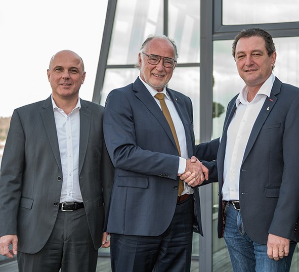 Walter Greil (links) und Ernst-Martin Schaible (Mitte) mit Michael Ritz nach der Vertragsunterzeichnung am 24. November 2017.