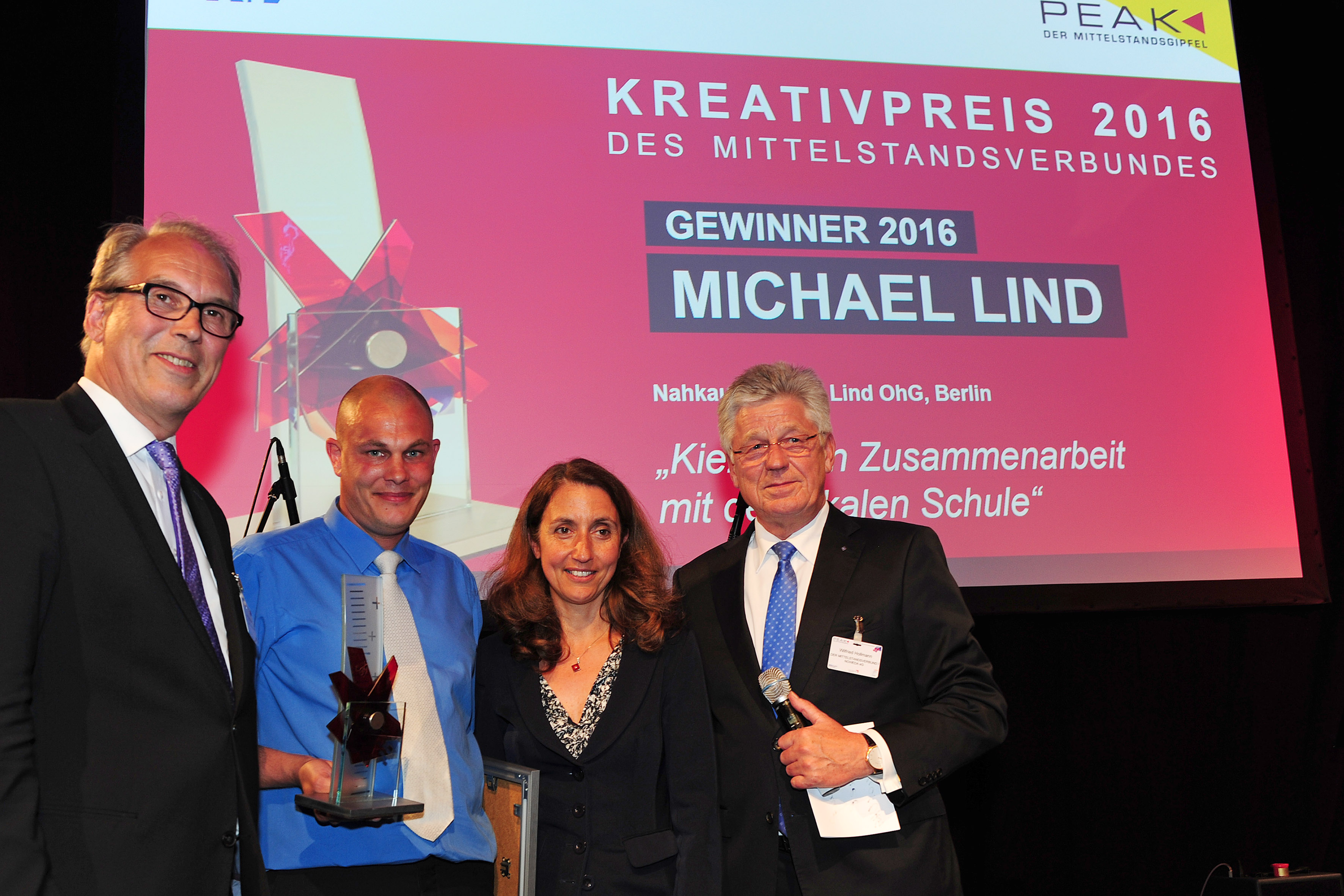 Kreativpreisgewinner Michael Lind (nahkauf Lind oHG) aus Berlin-Neukölln mit Staatsministerin Aydan Özoğuz, MITTELSTANDSVERBUND-Präsident Wilfried Hollmann und MITTELSTANDSVERBUND-Hauptgeschäftsführer Dr. Ludwig Veltmann