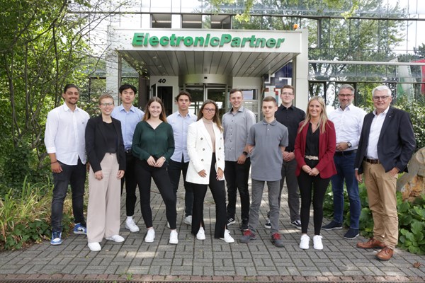 Vorstand Karl Trautmann (rechts), Leiter Bereich Personal Timo Stockem (2.v.r) und Personalreferentin Tabea Wenken (2.v.l) begrüßen den neuen Ausbildungsjahrgang bei ElectronicPartner.