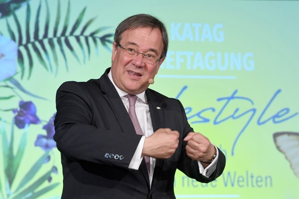 „In Nordrhein-Westfalen sind die innovativsten Unternehmen im ländlichen Raum. Die Politik muss Ihnen Freiräume zur Entwicklung geben“ - Ministerpräsident Armin Laschet auf der Chef-Tagung der KATAG in Bielefeld