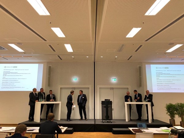 „Eines ist ganz klar: Es geht nur vernetzt.“, appellierte Dr. Ludwig Veltmann, Hauptgeschäftsführer des MITTELSTANDSVERBUNDES im Rahmen der Podiumsdiskussion.