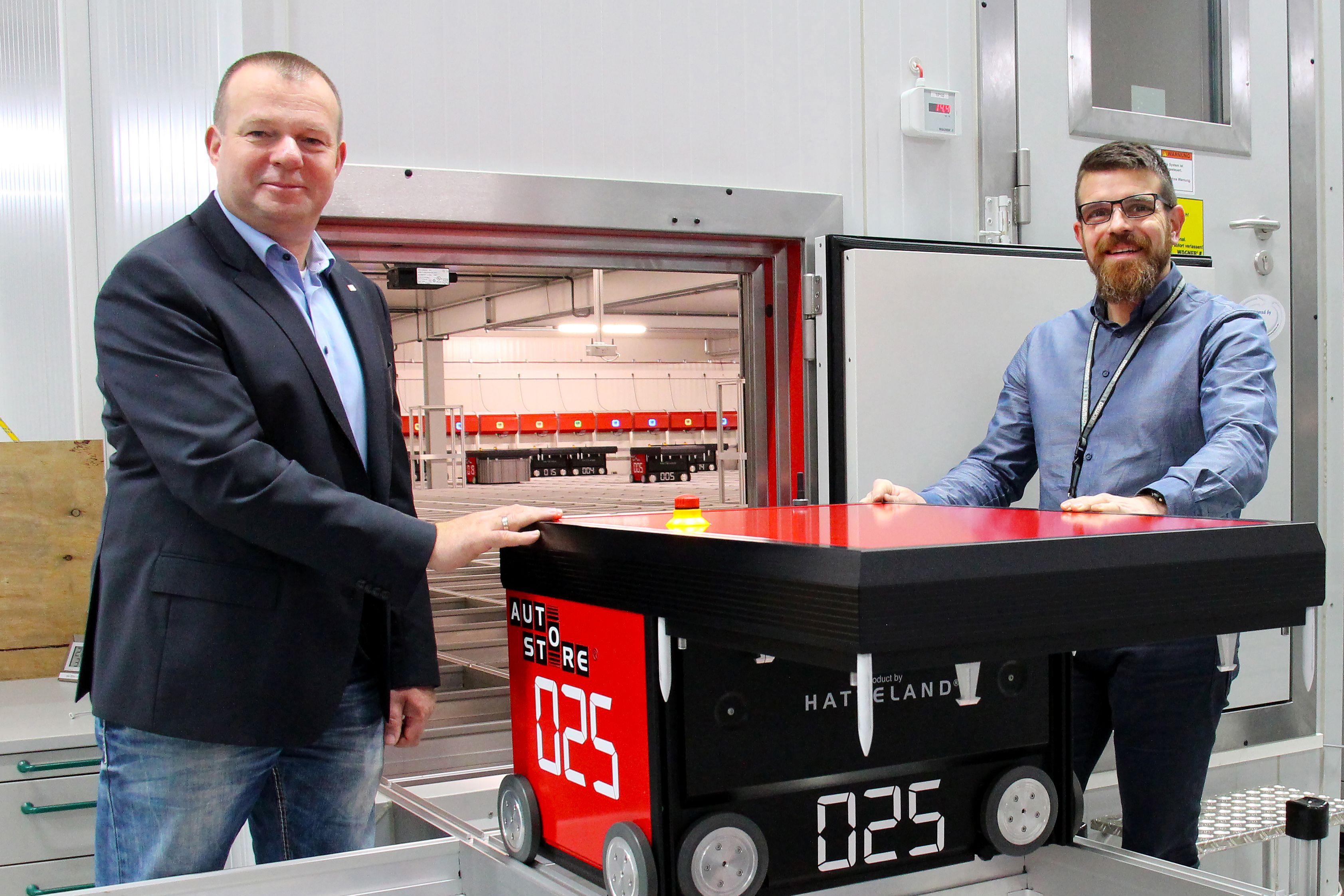 KOMSA-Produktionsvorstand Sven Mohaupt (links) und Gernot Graebner, verantwortlich für das Lieferketten-Management, an einem der 35 Roboter des neuen Automatik-Lagers. 