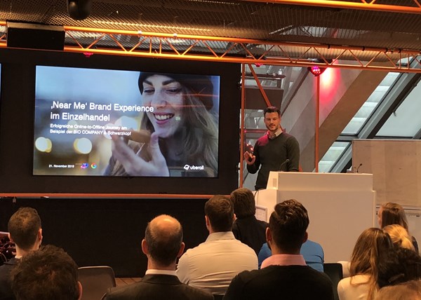 Daniel Furch von uberall präsentierte die „'Near Me' Brand Experience im Einzelhandel.