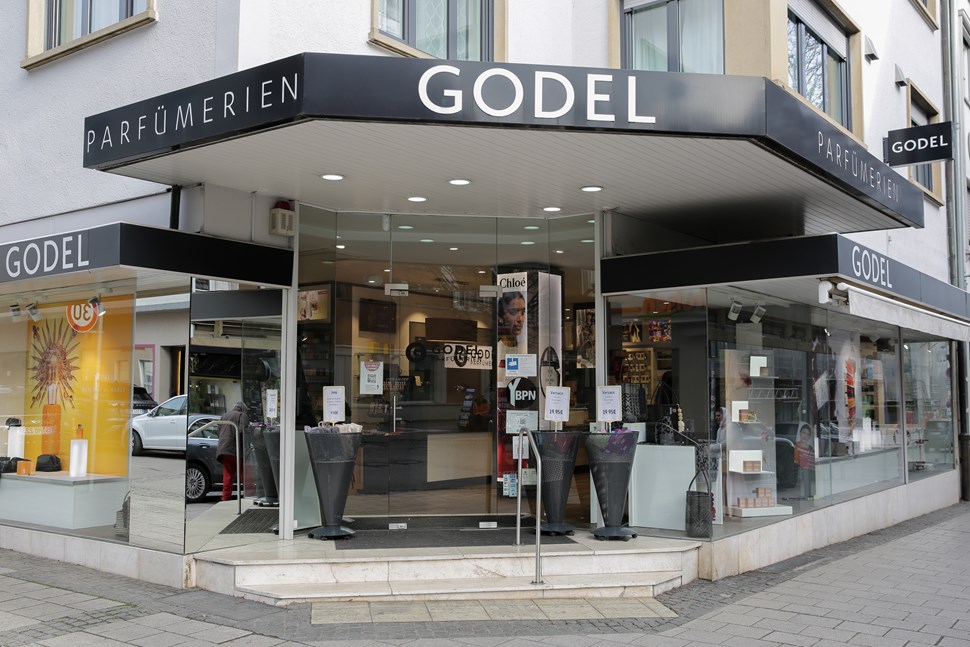 Heute setzt die Parfümerie Godel auf exklusive Marken, individuelle Duftberatung, kosmetische Behandlungen sowie ein stetig wachsendes Onlineangebot. 