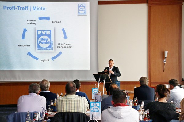 Von einem hervorragendem Start in das Geschäftsjahr 2017 berichtete EVB BauPunkt-Geschäftsführer Steffen Eberle beim Profi-Treff in Fulda.