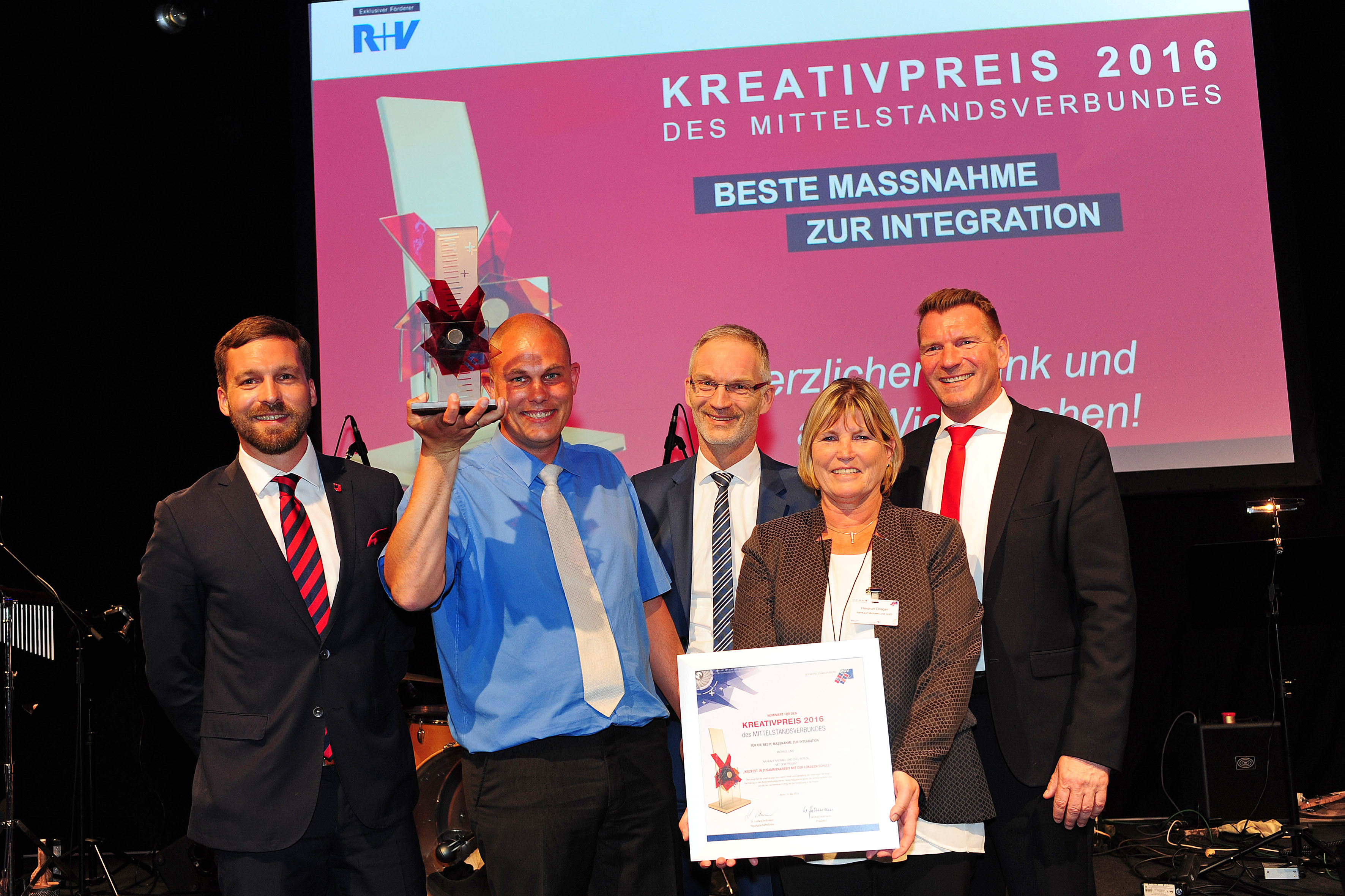 Kreativpreisgewinner Michael Lind mit dem REWE-Team und Bezirksstadtrat Jan-Christopher Rämer, Berlin-Neukölln (l.) zur Kreativpreisverleihung am 10. Mai 2016 in Berlin
