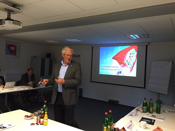 Franz Bahlmann bei seinem Vortrag zu KüchenTreff.