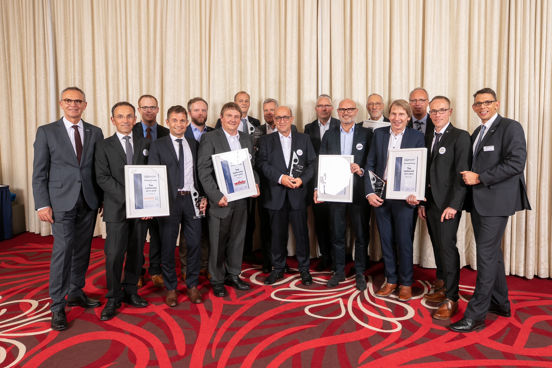 Die Repräsentanten der ausgezeichneten Industriepartner der Jahre 2017 und 2018, die Fachgruppensprecher sowie die Verantwortlichen der EUROBAUSTOFF.