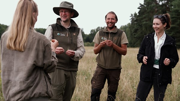 Christina Schmidt, Umwelt- und Nachhaltigkeitsbeauftragte von ElectronicPartner, besucht das trockengelegte Gelände bei Jüterbog, das wieder vernässt werden soll – in Begleitung von Dr. Andreas Meißner, Leiter Stiftung Naturlandschaften Brandenburg – Die Wildnisstiftung, und Vincent Viereck, Ranger Die Wildnisstiftung. © ElectronicPartner