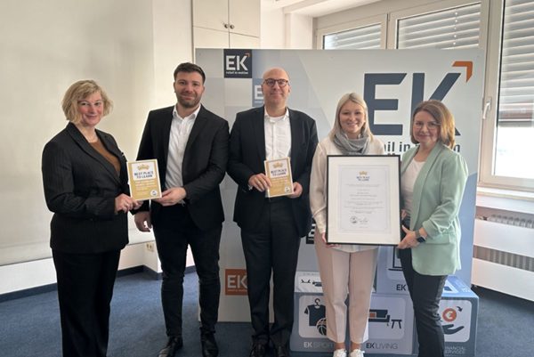 v.l.n.r.: Andrea Milberg (AUBI-plus GmbH), Sercan Temur (AUBI-plus GmbH), Martin Richrath (CEO EK), Katharina Lihs (Operations Manager People & Culture EK) , Claudia Rosenheinrich (Head of People & Culture EK)