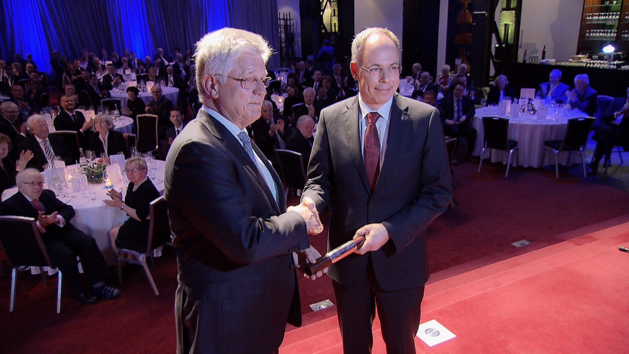 Wilfried Hollmann übergibt Staffelstab an Dr. Michael Kuck.