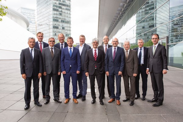 Generalversammlung 2018: „Mehrwerte schaffen“ - ZENTRAG-Vorstandssprecher Anton Wahl (6.v.r.) und der ZENTRAG-Aufsichtsratsvorsitzende Michael Boddenberg (1.v.r.) konnten sich mit dem neu gewählten ZENTRAG-Aufsichtsrat über die positiven Wirtschaftszahlen im Geschäftsjahr 2017 freuen.  (Foto: ZENTRAG eG)