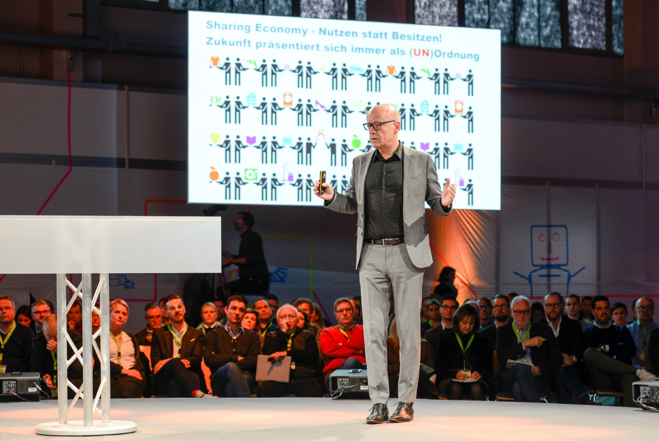 Günter Althaus, CEO der ANWR GROUP, auf der runden Bühne.