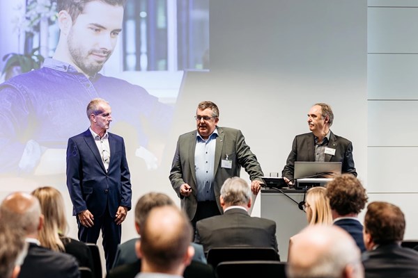 Dr. Michael Schulz und Norbert Geisler (DATEV eG) mit Jörg Glaser 