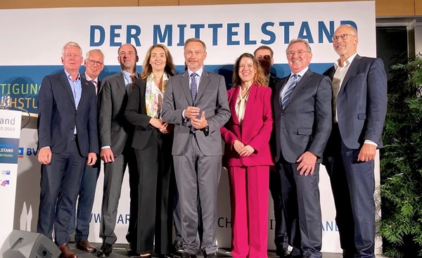 Die VertreterInnen der 10 Verbände der Arbeitsgemeinschaft Mittelstand zusammen mit Bundesfinanzminister Christian Lindner