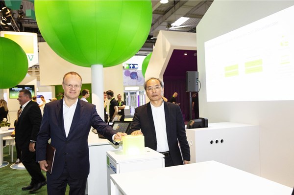 Dr. Robert Mayr, Vorstandsvorsitzender der DATEV eG. und Herr Yoshiyuki Kuroda, stellv. Geschäftsführer der CASIO Europe GmbH. auf der CEBIT in Hannover