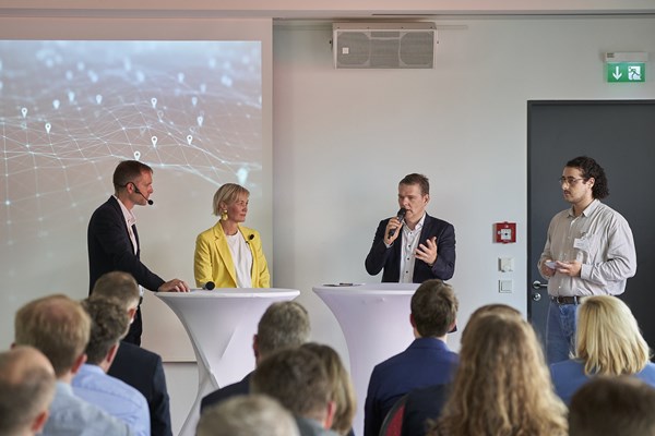 Tim Geier, Andrea Schmitz, Georg Mersmann und Edip Yavuz bei der Podiumsdiskussion