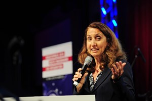 Staatsministerin Aydan Özoguz während ihrer Rede anlässlich der Kreativpreisverleihung 2016
