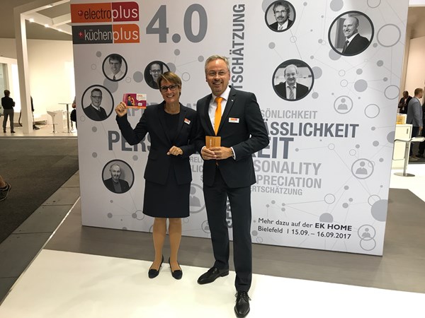 EK/servicegroup Vorstandsmitglied Susanne Sorg und Lutz Burneleit, Bereichsleiter des Geschäftsfelds comfort