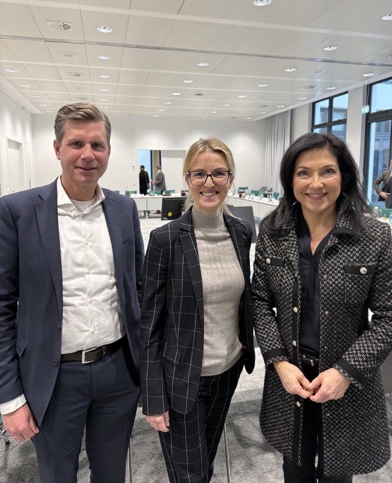 Dr. Henning Bergmann, Hauptgeschäftsführer DER MITTELSTANDSVERBUND, Julia Graeber, Vorstandsvorsitzende VEDES und Vizepräsidentin DER MITTELSTANDSVERBUND mit Katherina Reiche, Bundeswirtschaftsministerin