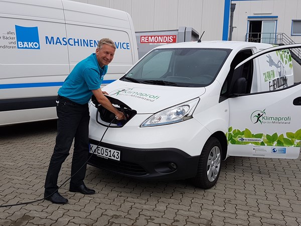 „Im Rahmen des E-Auto-Praxistests bin ich zum ersten Mal mit einem Elektroauto gefahren und fand dieses Erlebnis unglaublich spannend. Für mich persönlich ist das eine ernstzunehmende Alternative für eine umweltschonende Fortbewegung.“, so Matthias Retzlaff.