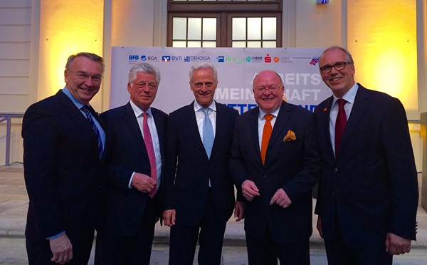 v.l.: Eckhard Schwarzer, Wilfried Hollmann, Peter Ramsauer, Artur Tybussek und Dr. Ludwig Veltmann auf dem Parlamentarischen Abend 2015 der AG Mittelstand