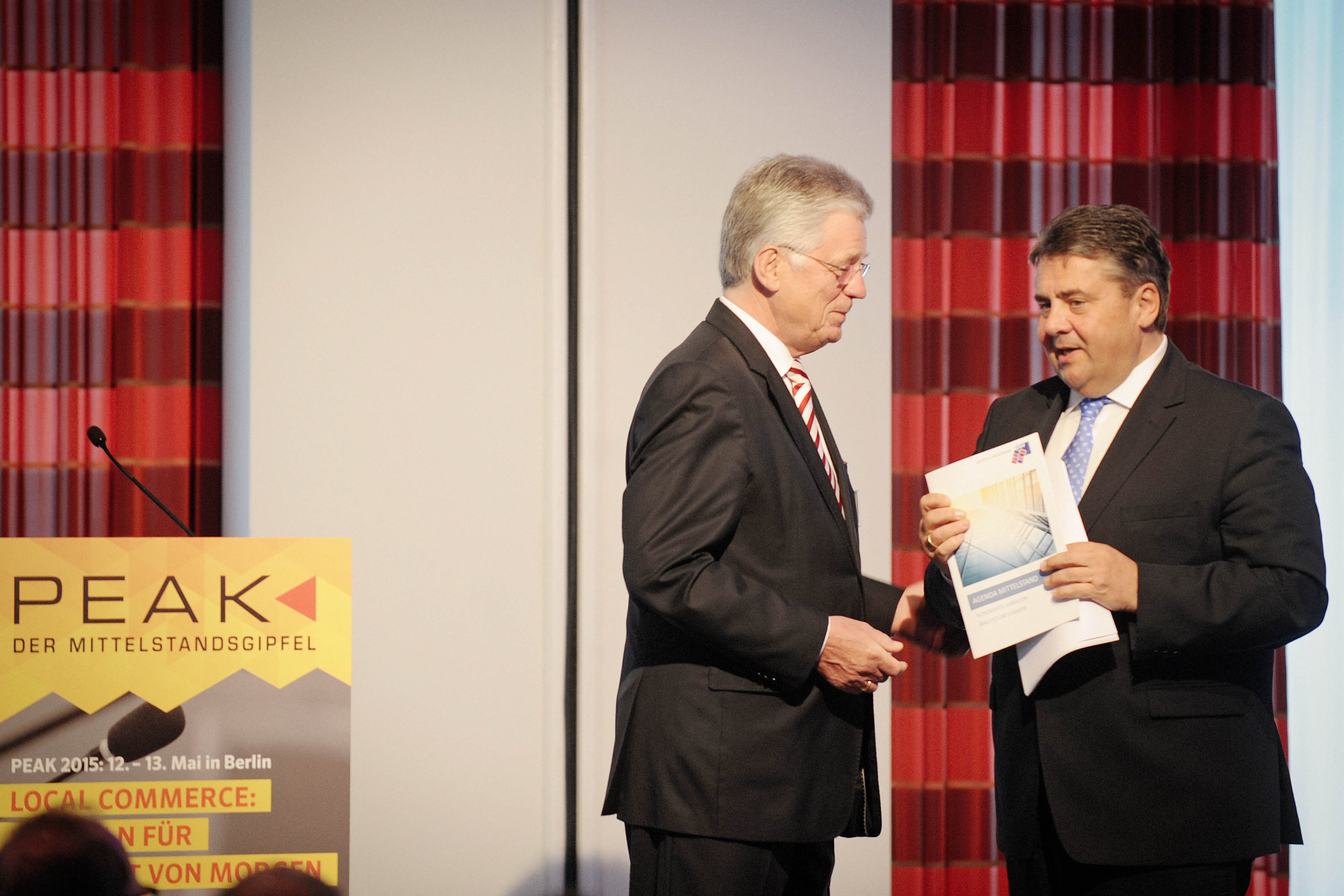 Wilfried Hollmann übergibt Vizekanzler und Bundeswirtschaftsminister Sigmar Gabriel die Agenda Mittelstand auf dem Mittelstandsgipfel PEAK am 13. Mai 2015 in Berlin