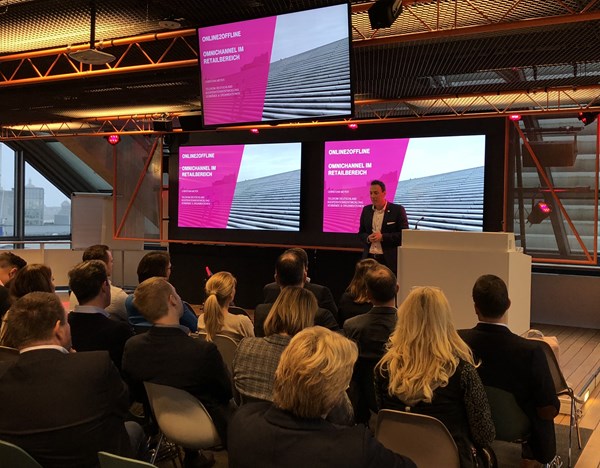 Auch in Zeiten der Digitalisierung sieht die Deutsche Telekom den stationären Vertrieb nach wie vor als wichtigen Absatzkanal. Christian Meyer auf dem Google Ankertag der ServiCon.