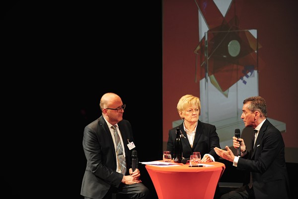 Politischer Abend mit Renate Künast, MdB und Prof. Michel Friedman zu Kreativpreisverleihung am 10. Mai 2017 in Berlin.