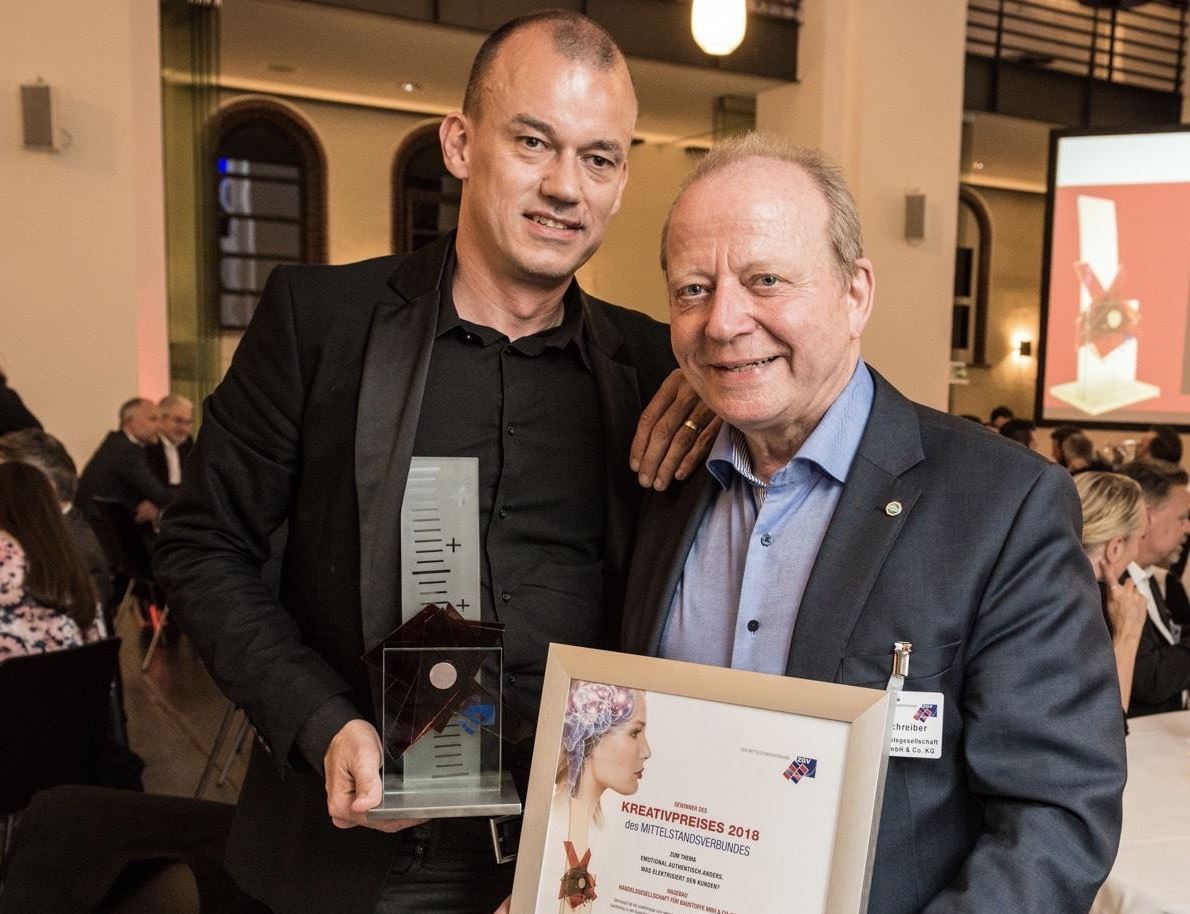 Oliver Wichern, Abteilungsleiter Werbung  und Horst Schreiber, Bereichsleiter Gesellschafterentwicklung freuen sich über den Kreativpreis 2018.
