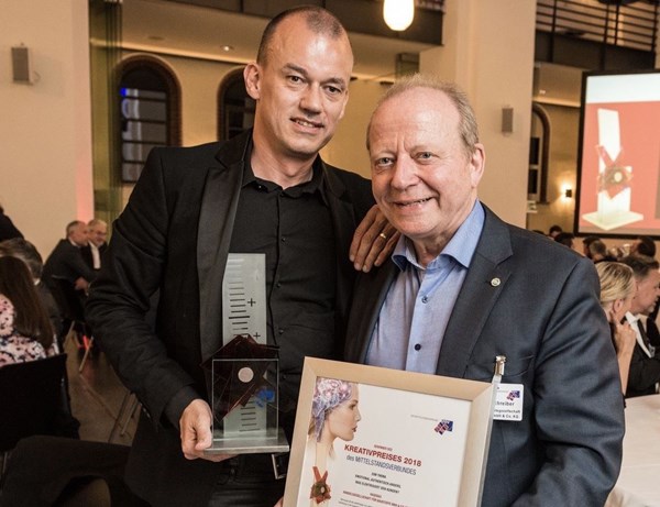 Oliver Wichern, Abteilungsleiter Werbung  und Horst Schreiber, Bereichsleiter Gesellschafterentwicklung freuen sich über den Kreativpreis 2018.